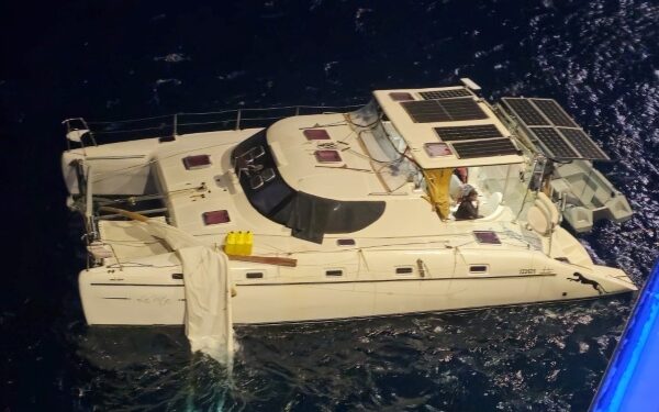 Crucero salva a tripulantes de catamarán averiado en el Pacífico