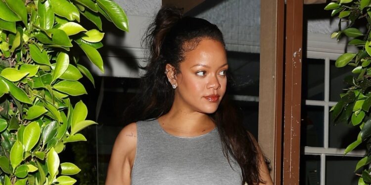 Rihanna Puts a Bow on Maternity Dressing