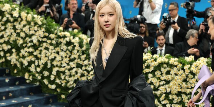 Rosé celebra la moda con el traje negro de mangas XL en la MET Gala 2025