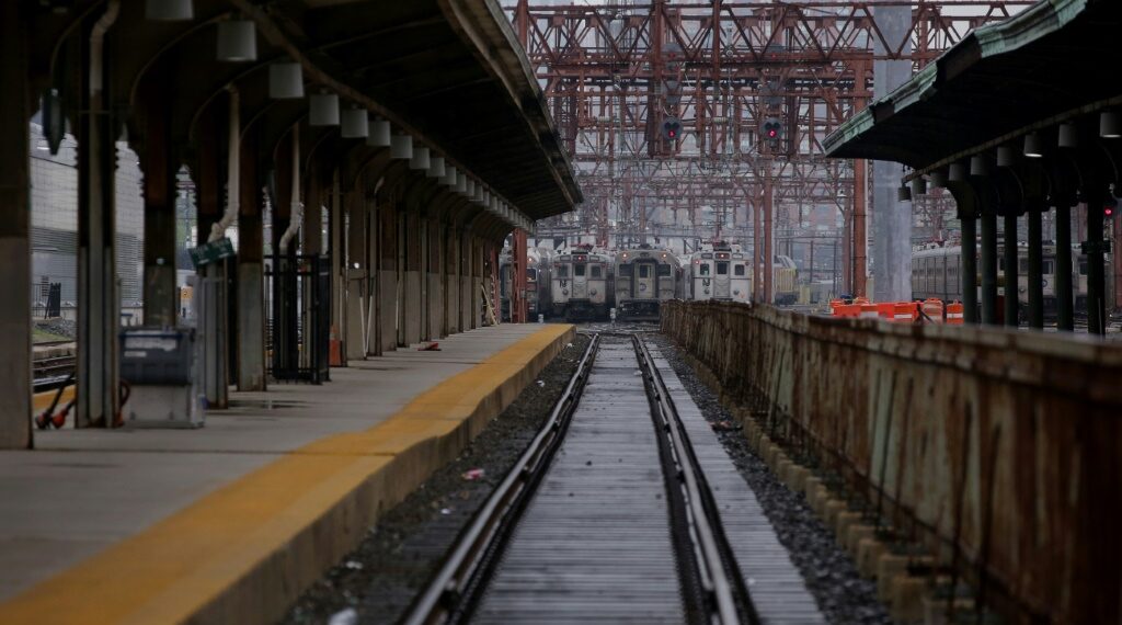 Finaliza huelga de trenes que paralizó los viajes en NY