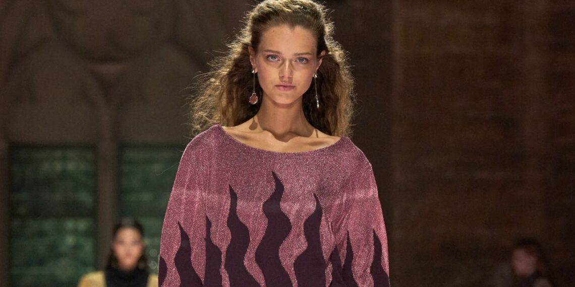 Todo lo que tienes que saber del desfile crucero 2026 de Louis Vuitton, celebrado en el Palacio de los Papas de Aviñón