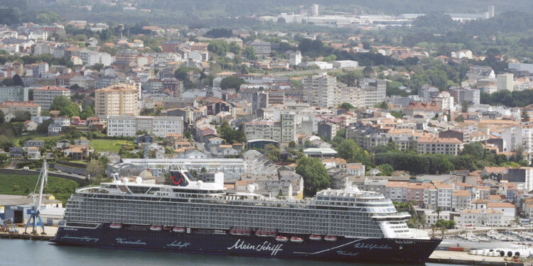 Tui Cruises desembarca en la ciudad naval con el primer crucero masivo de 2025