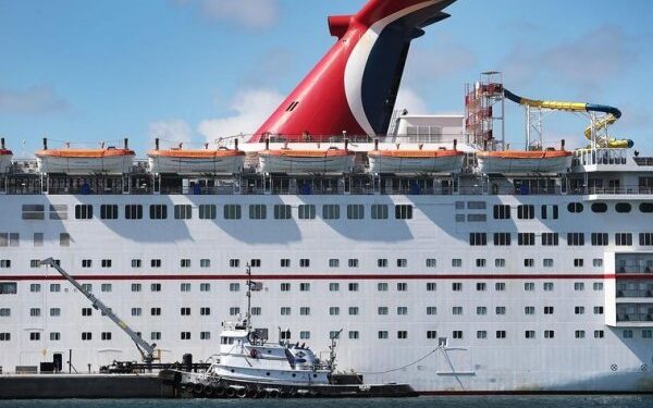 Un crucero rompe las amarras por el fuerte viento y dos turistas terminan en el mar