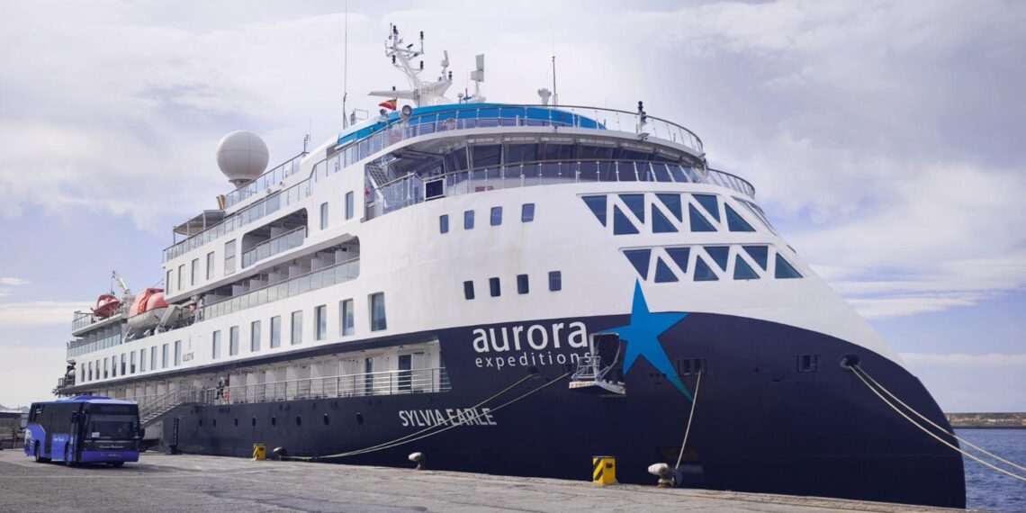 Un crucero sostenible y otro de lujo atracan en el puerto de Motril