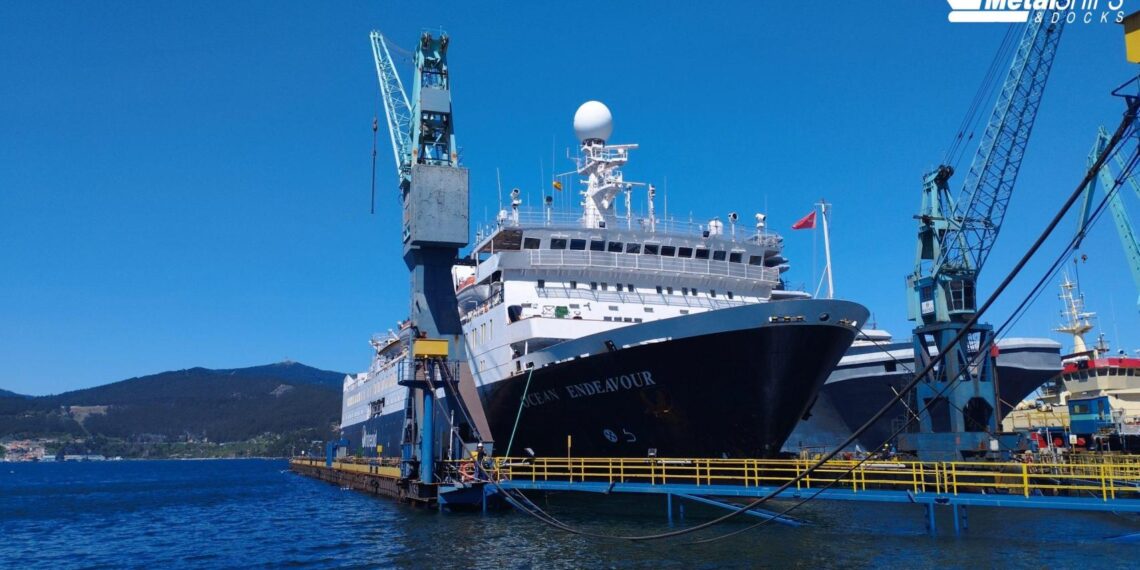 Un lujoso crucero de expedición ártica hace escala en un astillero de Vigo