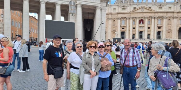 Medio centenar de llaniscos de crucero por el Mediterráneo, testigos del cónclave desde el Vaticano: «Fue muy emocionante»