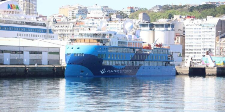 Un crucero, en el puerto de A Coruña.