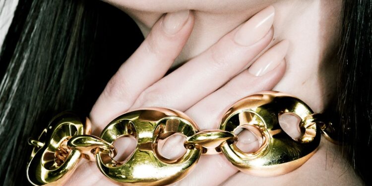 Uñas acrílicas modernas: diseños elegantes para mayo 2025