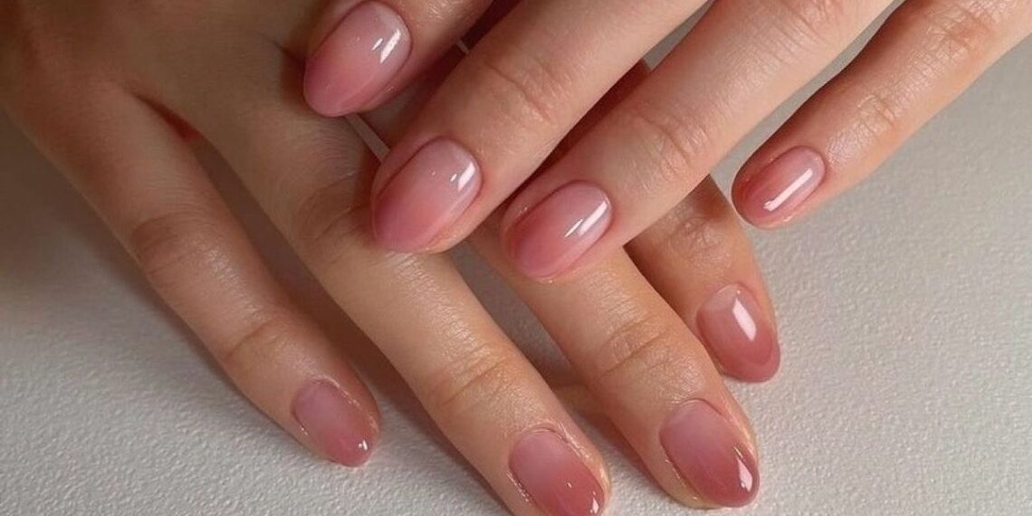 Uñas de helado, el manicure inspirado en el gelato de fresa ideal para el verano 2025