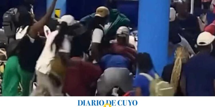 [VIDEO] Insólita pelea de un grupo de pasajeros en un crucero