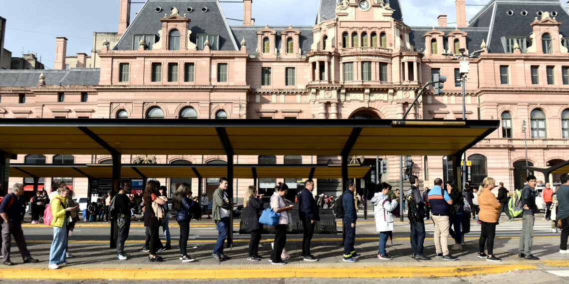 pasajeros desorientados, viajes más caros y largas filas para usar las líneas que funcionan