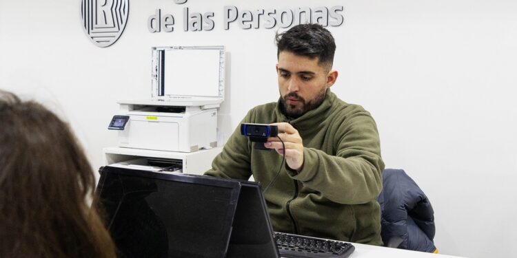 Viajes de menores al exterior: ahora se podrá gestionar el Pasaporte y la autorización en simultáneo | Trámite en el RENAPER