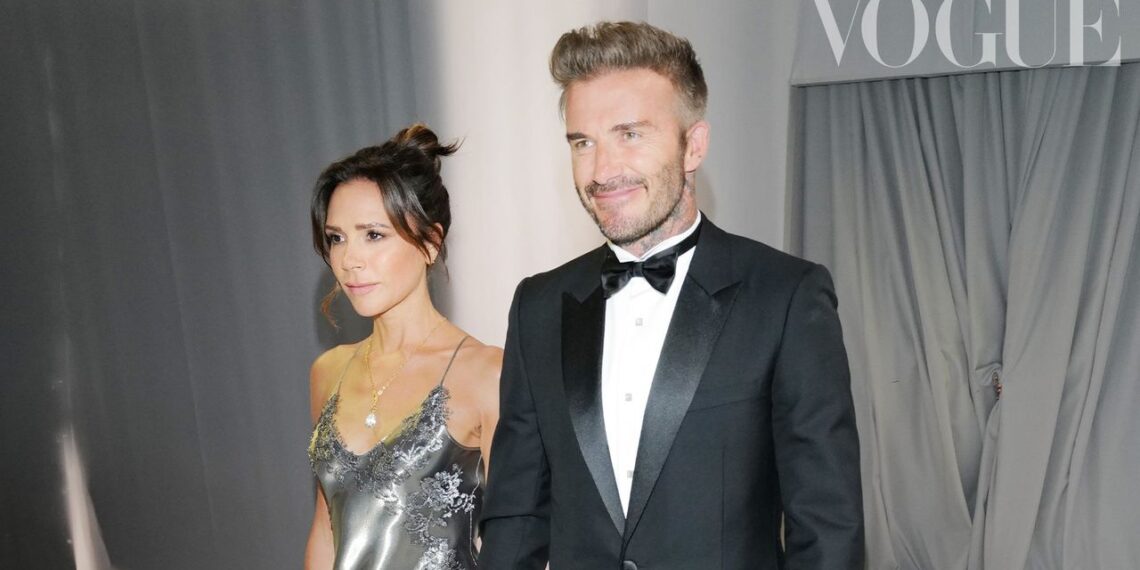 Victoria Beckham apuesta por el peinado elegante de cola de caballo boho en Primavera-Verano 2025
