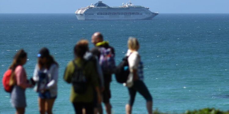 Pelea Masiva en un Crucero de la Carnival Cruise Line, Provoca Veto de Por Vida a 29 Involucrados - Diario Cambio 22