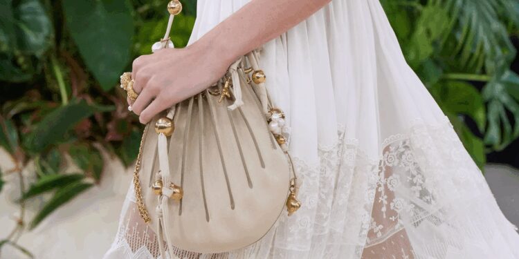 Cómo llevar las carteras de playa que robarán miradas este verano 2025