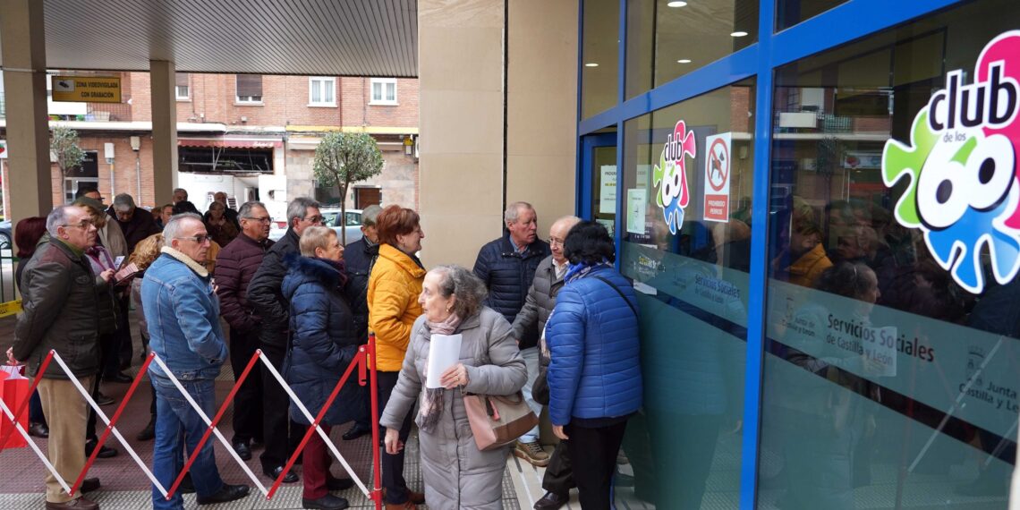 Gente haciendo cola a las puertas de las oficinas del Club de los 60