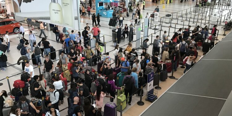 La Argentina partida: la mitad de la gente no llega a fin de mes, pero son récord los viajes al exterior