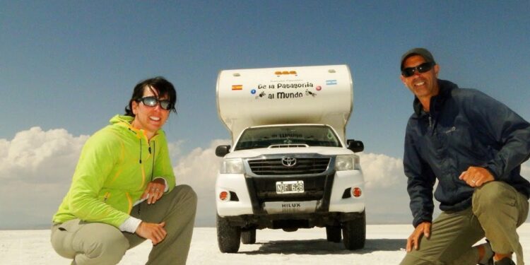 Compraron un camper para viajar por el mundo, la pandemia los agarró en Bolivia y se enamoraron de uno de los "mejores pueblos de Argentina"