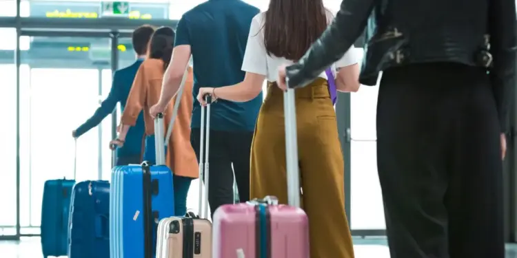 Agencias de viajes y transporte aéreo, entre actividades con menor movimiento en abril