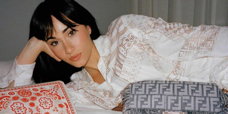 Aitana lleva la camisa de encaje de Fendi que encapsula el espíritu del verano 2025