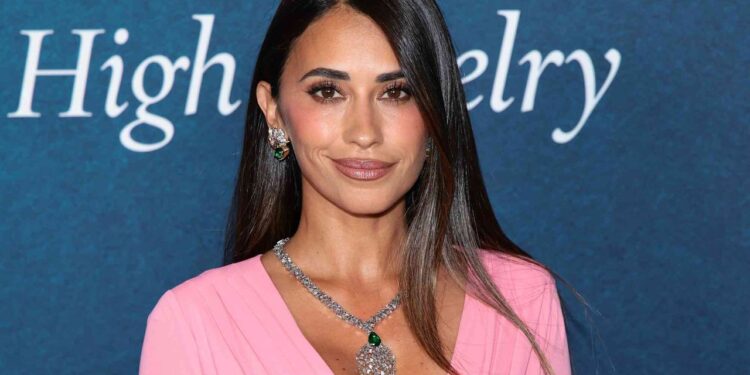 Antonella Roccuzzo y Shakira lucieron pantalones cargo con tenis y botas en tendencia del 2025