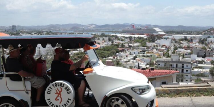 Llega a Mazatlán crucero Carnival Panorama