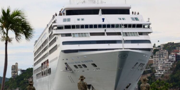 Llega crucero Seven Seas Mariner a Acapulco con 628 pasajeros