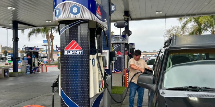 Récord de viajes y aumento precio de la gasolina para 4 de julio – Telemundo San Diego (20)