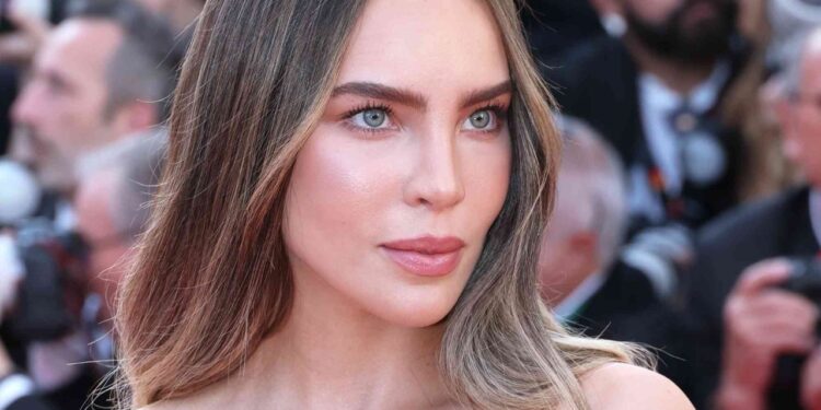 Belinda luce una minifalda con botas negras de tacón ideales para el verano 2025