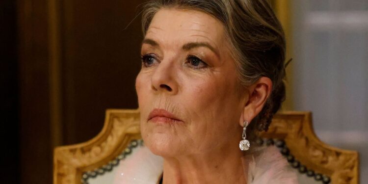 Carolina de Mónaco muestra cómo llevar lentejuelas y brillos de Chanel elegantemente a los 60+