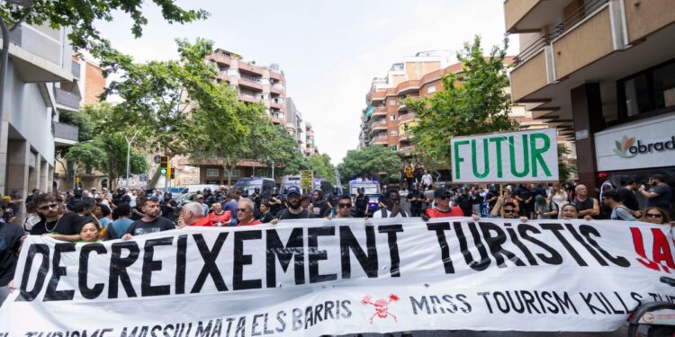 Cientos de personas protestan contra el turismo masivo en Barcelona, Granada y San Sebastián