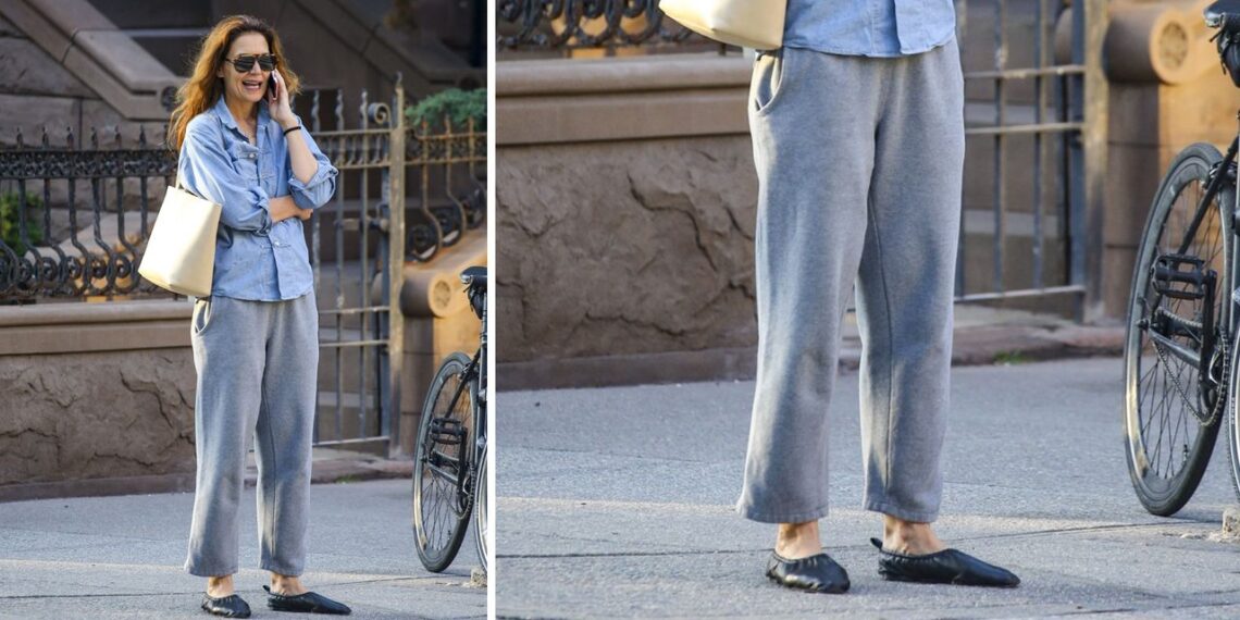 Cómo llevar zapatos planos elásticos con blusa boho de mezclilla como Katie Holmes en primavera 2025