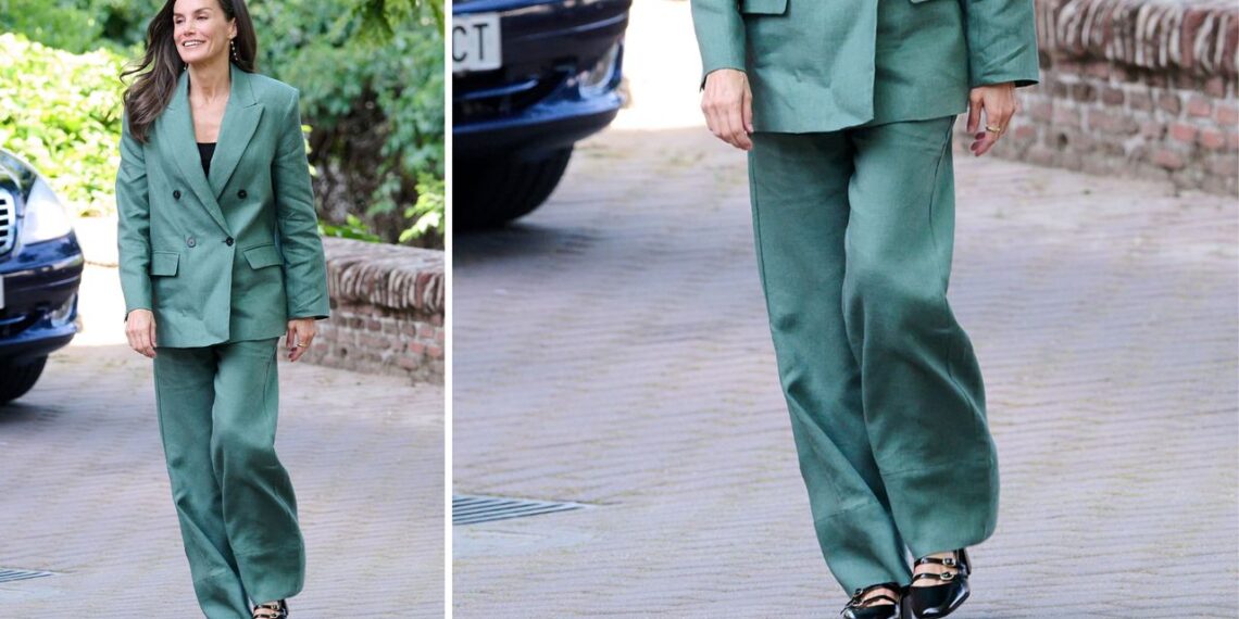 Cómo llevar zapatos Mary Jane de charol negros con traje verde como la reina Letizia en primavera 2025