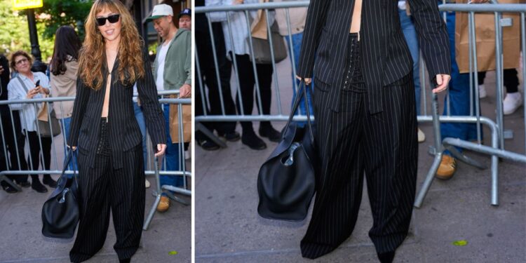 Cómo llevar pantalones palazzo de cordones de los 2000 como Miley Cyrus en primavera 2025