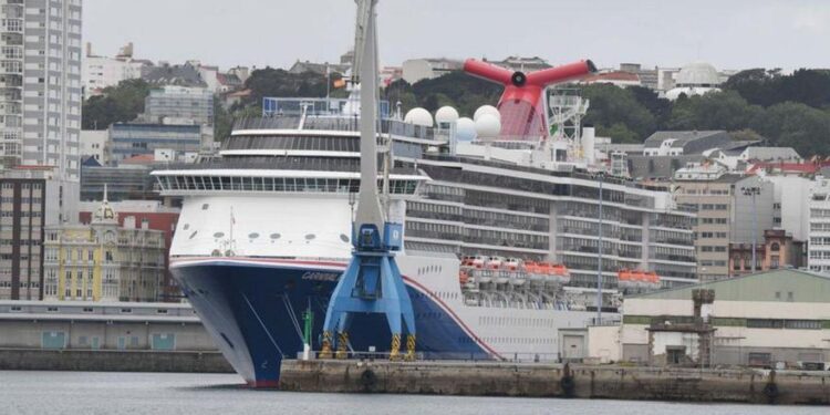 Un crucero atracado en los muelles interiores en mayo.