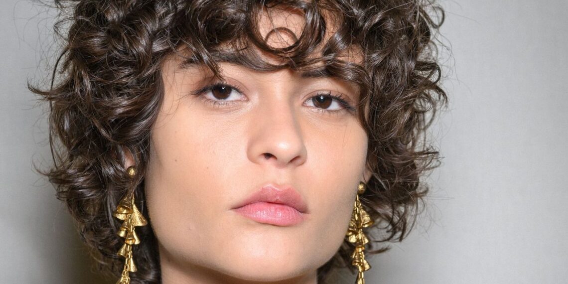 Corte de cabello shag rizado: el peinado ideal para cabello curly que arrasa en Primavera-Verano 2025