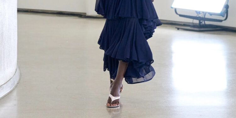 4 sandalias feas que pueden lucir elegantes si las llevas así en verano 2025