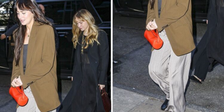 Dakota Johnson lleva pantalones baggy perfectos con mocasines, para ir de la oficina a una fiesta
