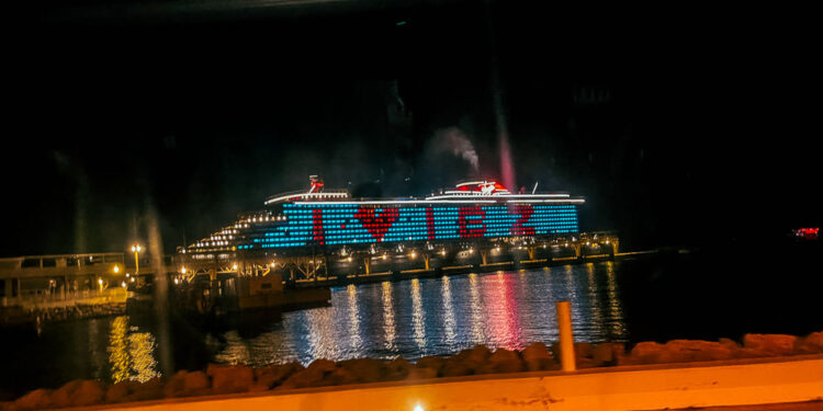 El Valiant Lady de Virgin Voyages en Ibiza.