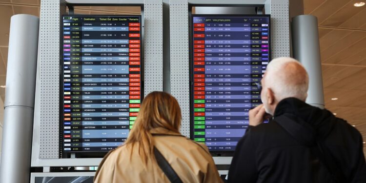 Vuelos desviados o cancelados por el cierre del espacio aéreo tras el ataque de Israel a Irán