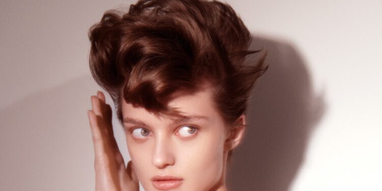 10 cortes de cabello de moda para pelo rizado y con ondas que debes probar en julio 2025