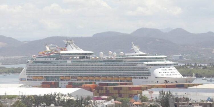Arriba a Mazatlán el crucero Navigator of the Seas
