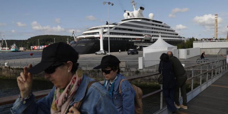 El impresionante crucero de lujo "Scenic Eclipse" en Avilés