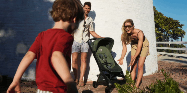 El carrito para niños perfecto para viajar este verano existe y es plegable, ligero y cómodo