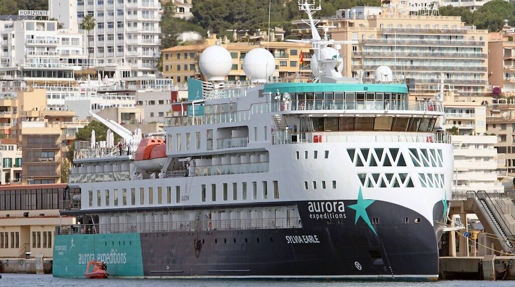 El crucero de proa invertida “Sylvia Earle”, por primera vez en el puerto de Palma de Mallorca » Puente de Mando, por Juan Carlos Díaz Lorenzo