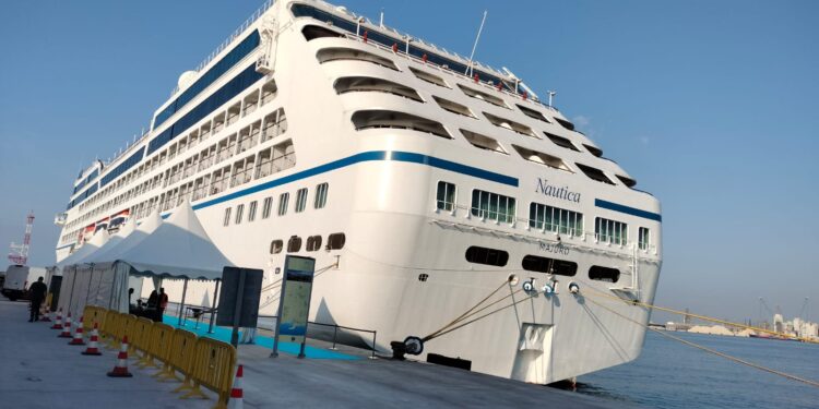 El crucero de lujo “Nautica” llega a Castellón