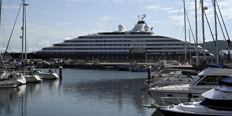El megayate “Scenic Eclipse”, última visita de un crucero hasta el mes de agosto
