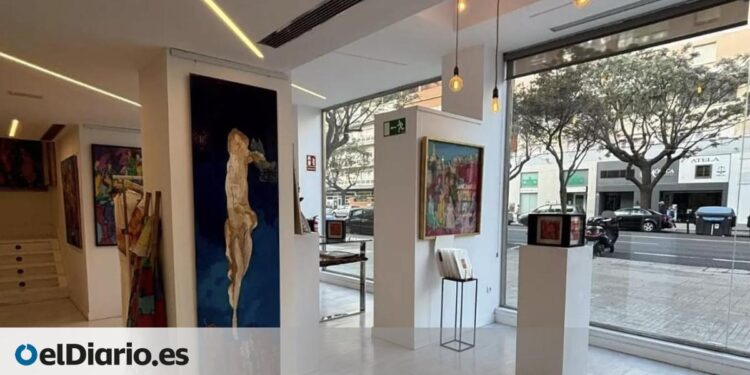 La historia de cómo un artista gaditano ha llegado a exponer sus cuadros... en un enorme crucero de lujo