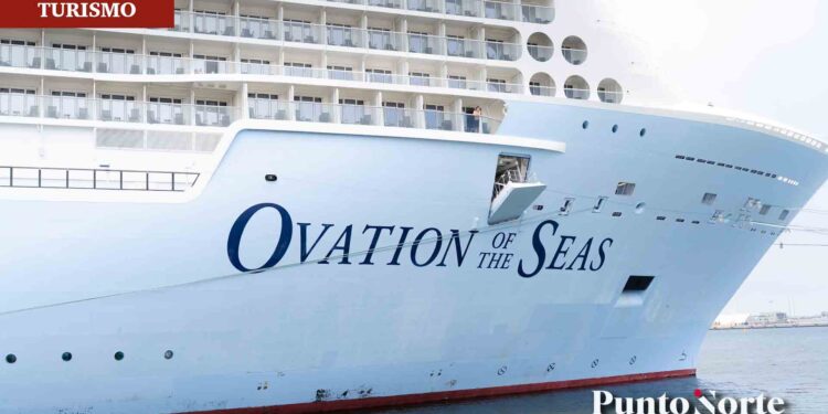 Ensenada recibe al crucero más grande que ha llegado a Baja California