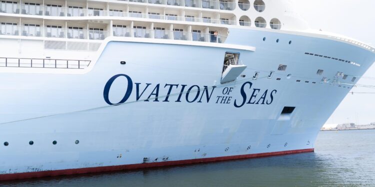 Ensenada recibe al crucero más grande en la historia de Baja California